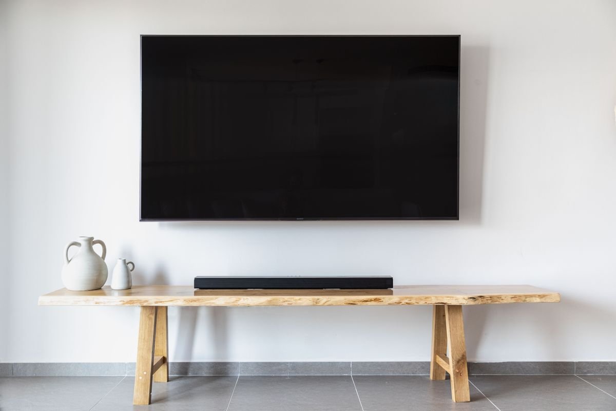 Fixer une télé au mur à Cannes : le détail que beaucoup zappent sur les cloisons